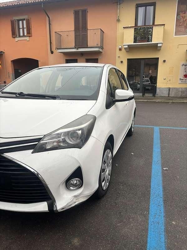 Usata Toyota Yaris Active 69 CV (50 kW) 2015 Berlina