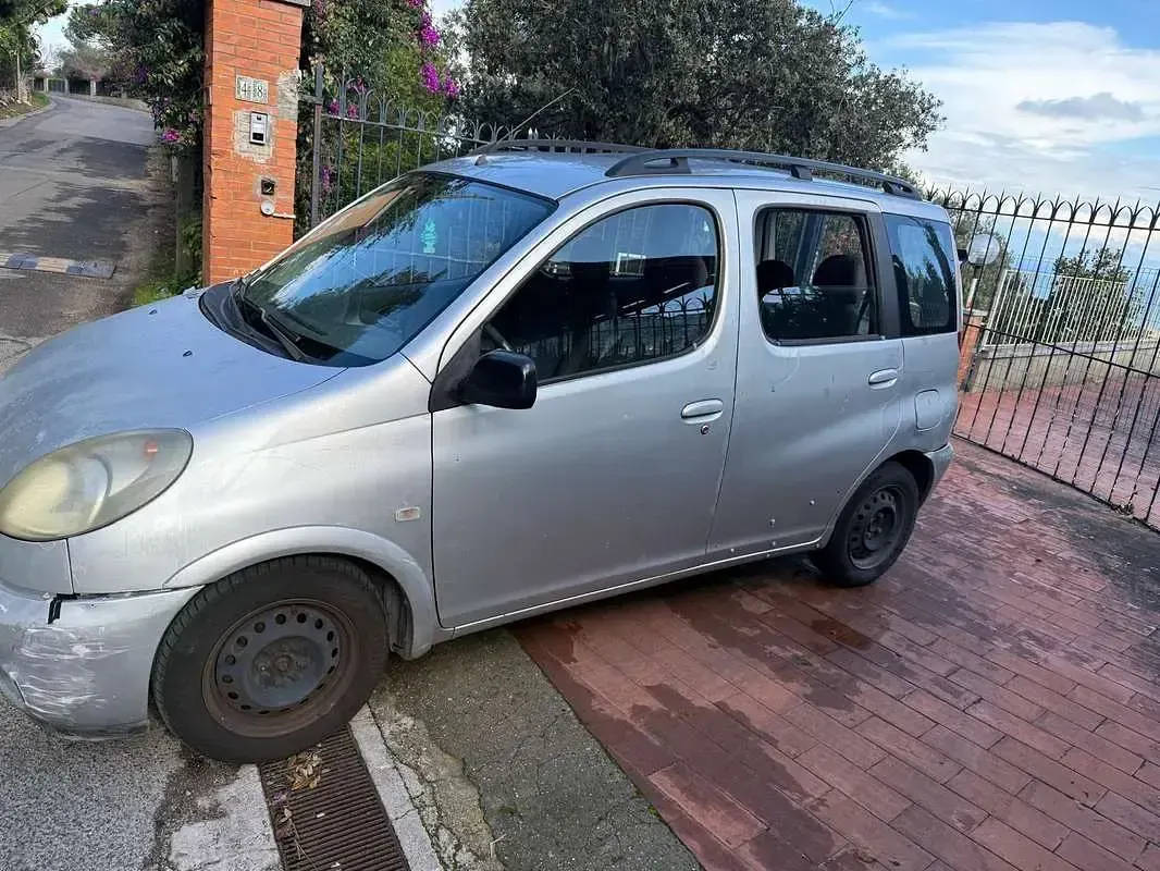 Usata Toyota Yaris Verso Sol 86 CV (63 kW) 2000 Argento Monovolume