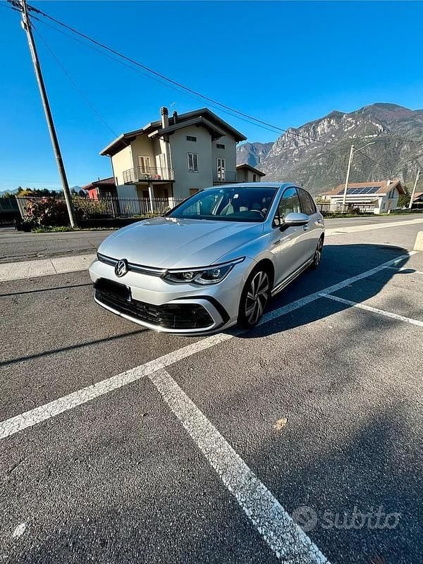 Usata VW Golf VIII R-line 150 CV (110 kW) 2021 Grigio Utilitaria