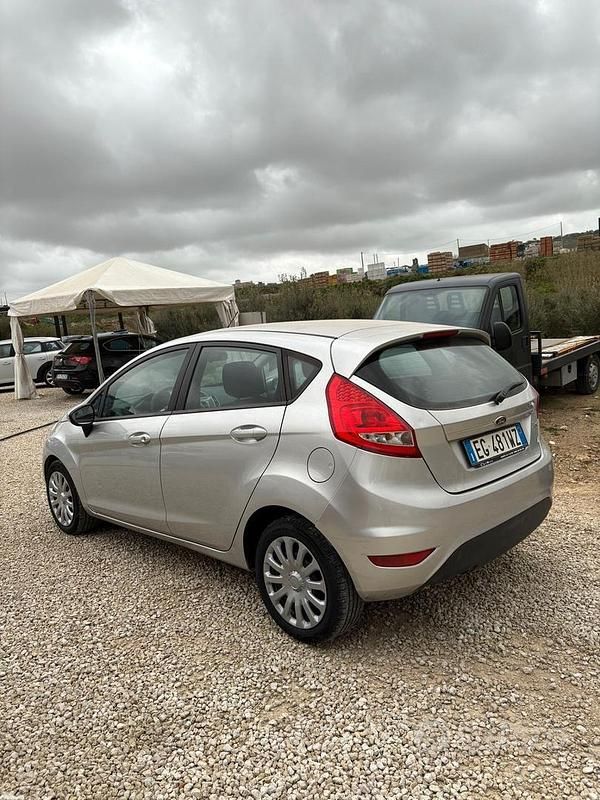 Usata Ford Fiesta 70 CV (51 kW) 2011 Grigio Utilitaria