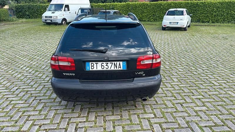 Usata Volvo V40 122 CV (89 kW) 2001 Nero Station wagon