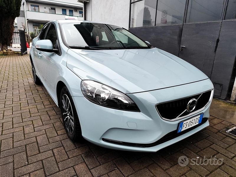 Grigio Usata 2018 Volvo V40 Tre volumi | 12.500 € (Buon prezzo) - Immagine 1/4
