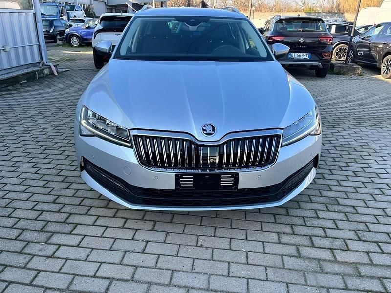 Usata Skoda Superb Executive 150 CV (110 kW) 2024 Grigio argento Station wagon
