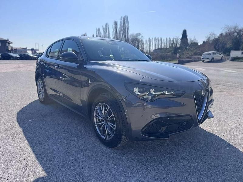 Usata Alfa Romeo Stelvio Super 209 CV (153 kW) 2023 Grigio vesuvio SUV