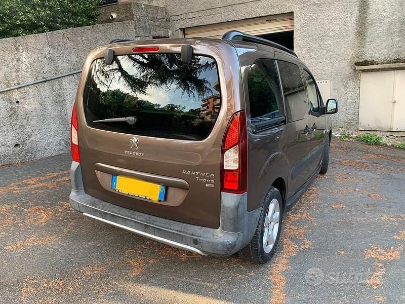 Begagnad Peugeot Partner Tepee Outdoor 92 HK (67 kW) 2014 Brun Minibuss