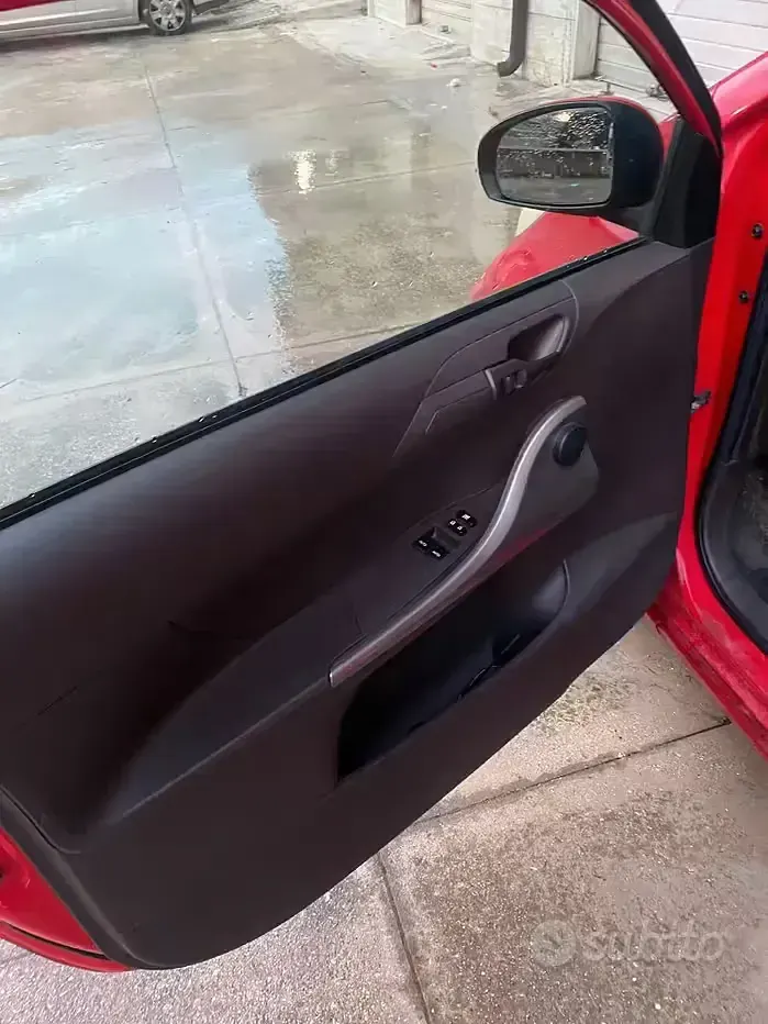 Usata Toyota iQ 68 CV (50 kW) 2010 Rosso Utilitaria