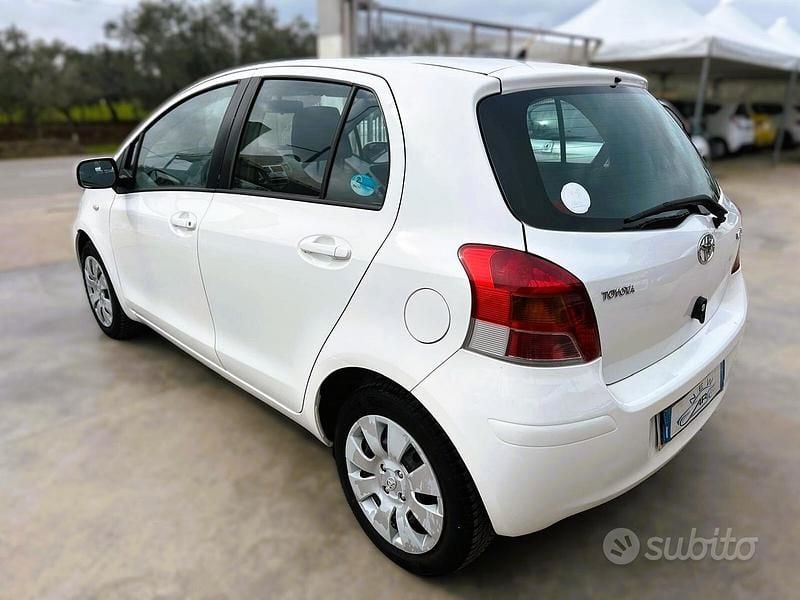Usata Toyota Yaris 69 CV (50 kW) 2009 Bianco Utilitaria