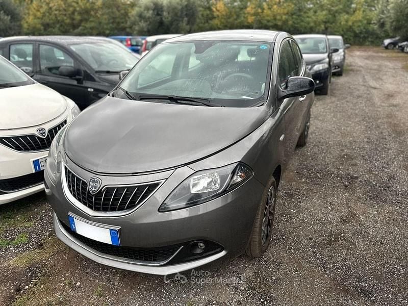 Begagnad Lancia Ypsilon S 70 HK (51 kW) 2024 Grå Halvkombi