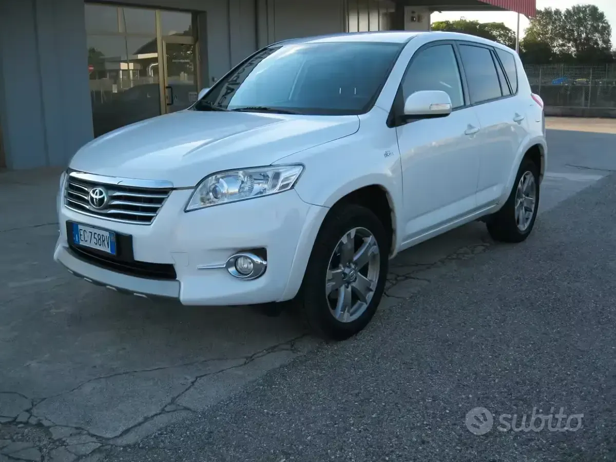 Usata Toyota RAV4 Executive 150 CV (110 kW) 2010 Bianco SUV