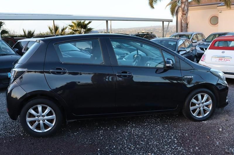 Usata Toyota Yaris Hybrid Lounge 74 CV (54 kW) 2013 Nero Berlina