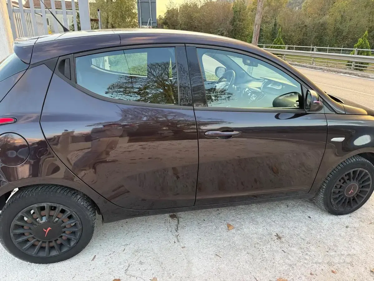 Usata Lancia Ypsilon Platinum 69 CV (50 kW) 2014 Nero Utilitaria