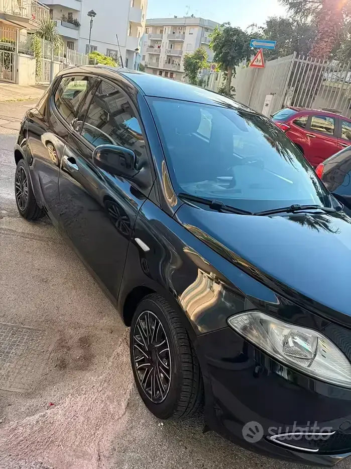 Usata Lancia Ypsilon 95 CV (69 kW) 2015 Nero Utilitaria