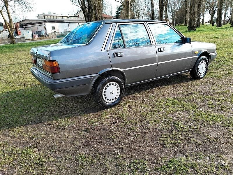 Usata Lancia Prisma 80 CV (58 kW) 1989 Grigio Berlina