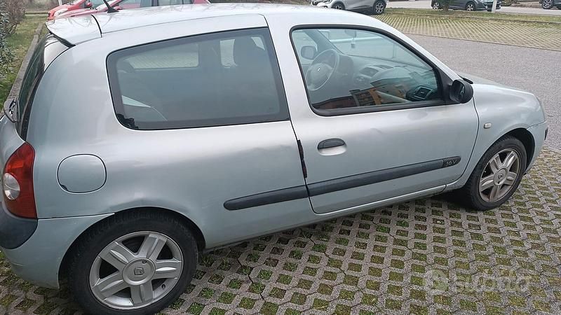 Usata Renault Clio II Privilege 75 CV (55 kW) 2004 Grigio Berlina