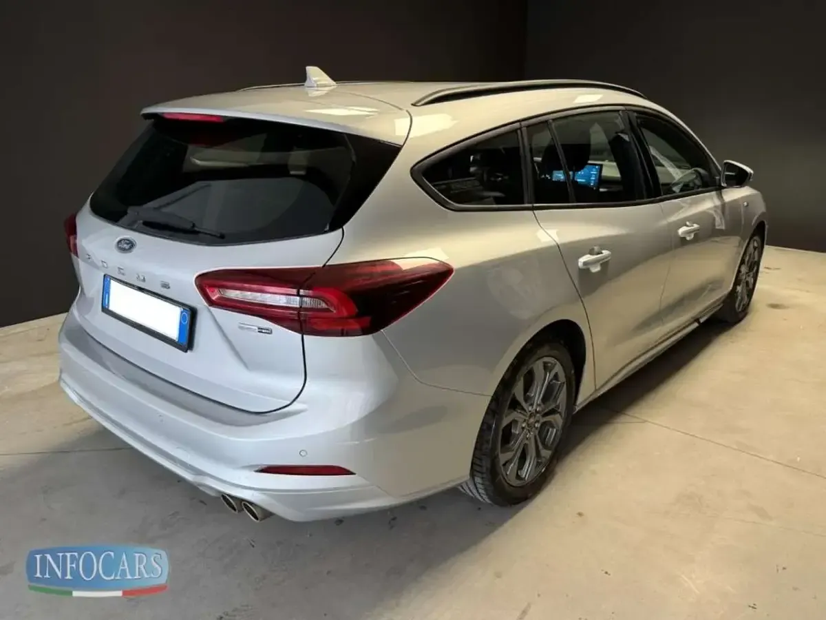 Usata Ford Focus ST-Line 155 CV (114 kW) 2023 Argento metallizzato Station wagon