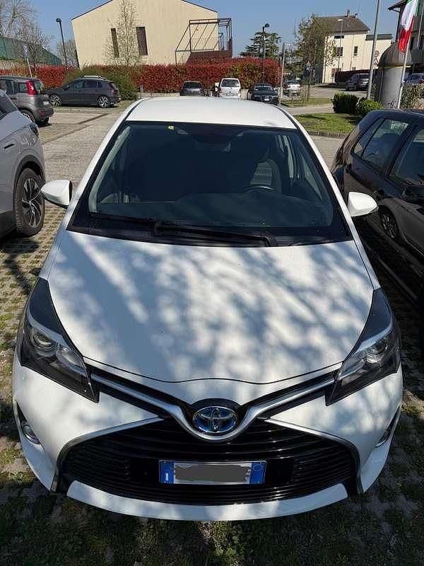 Usata Toyota Yaris Hybrid Cool 75 CV (55 kW) 2017 Bianco Berlina