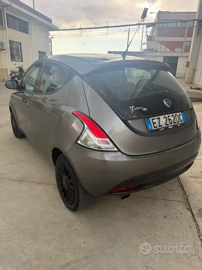 Usata Lancia Ypsilon Gold 69 CV (50 kW) 2015 Grigio Utilitaria