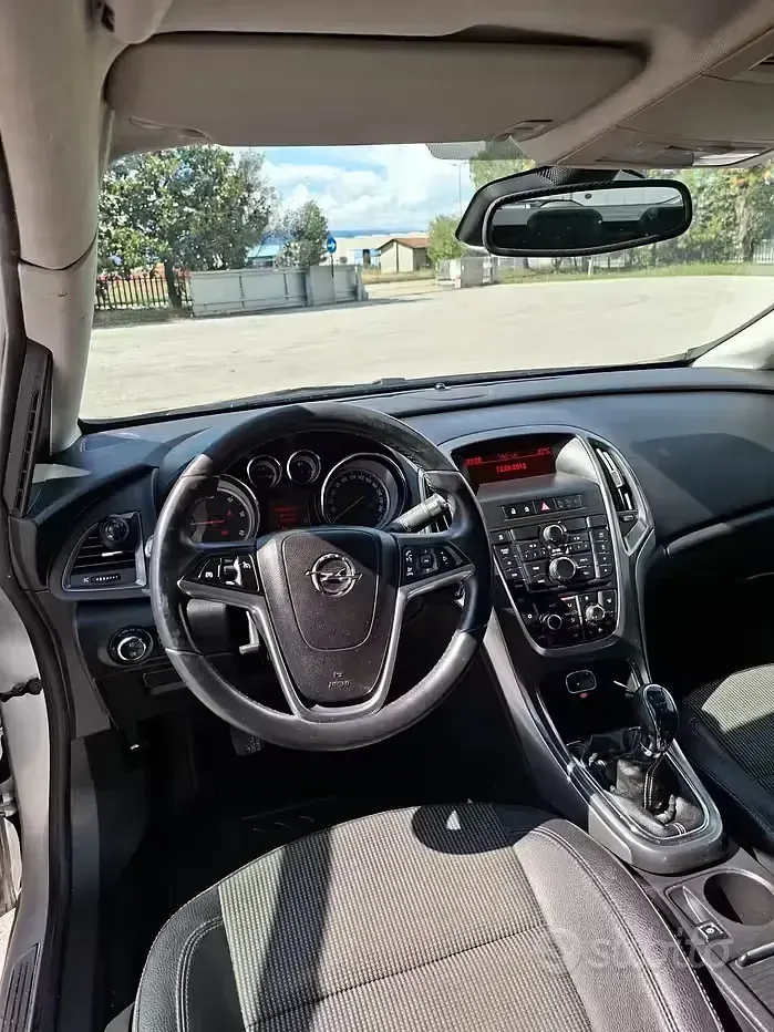Usata Opel Astra 125 CV (91 kW) 2011 Grigio Station wagon