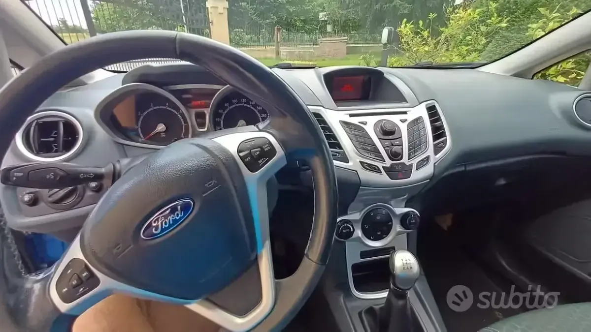 Usata Ford Fiesta 60 CV (44 kW) 2011 Bluazzurro Utilitaria