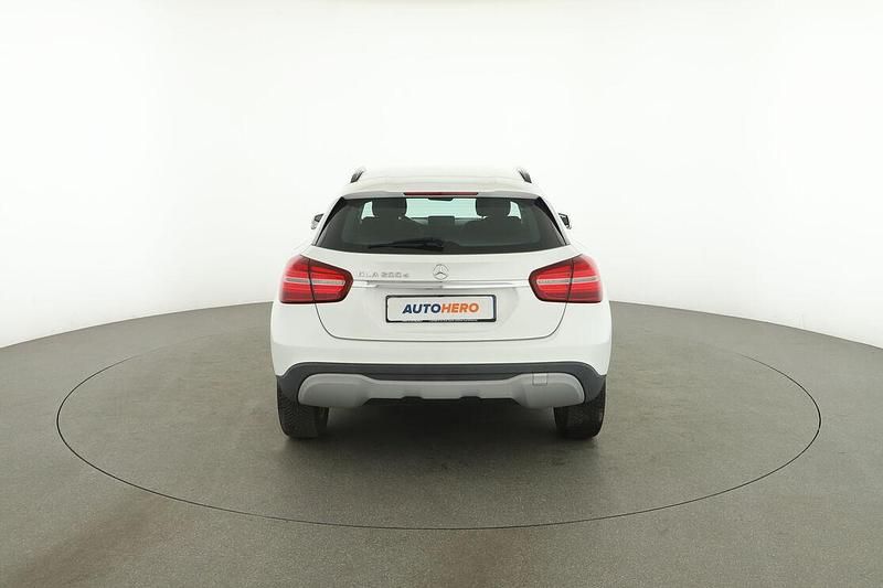 Usata Mercedes GLA200 Business 136 CV (100 kW) 2019 Bianco SUV