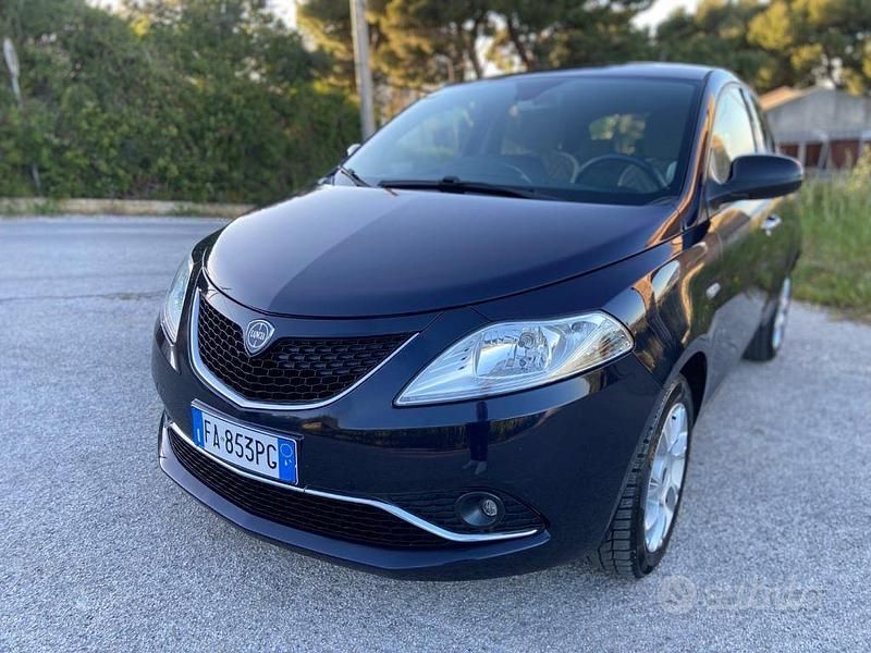 Usata Lancia Ypsilon 69 CV (50 kW) 2015 Blu Utilitaria