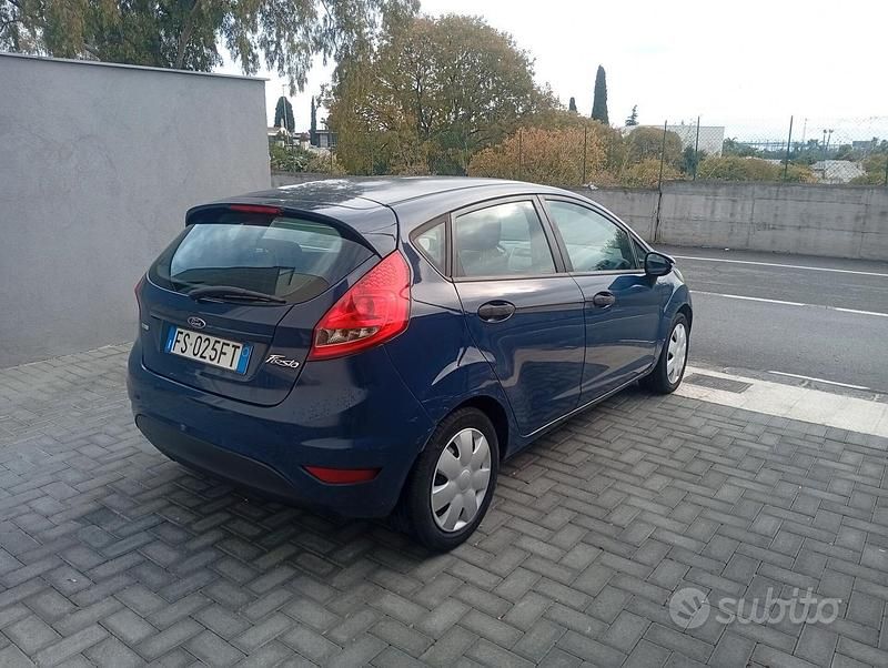 Usata Ford Fiesta Ghia 67 CV (49 kW) 2009 Blu Berlina