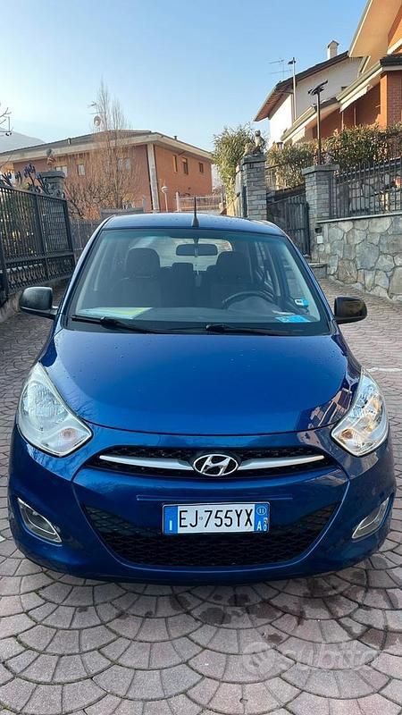Blu Usata 2011 Hyundai i10 Comfort Due volumi | 6000 € (Cara) - Immagine 1/4