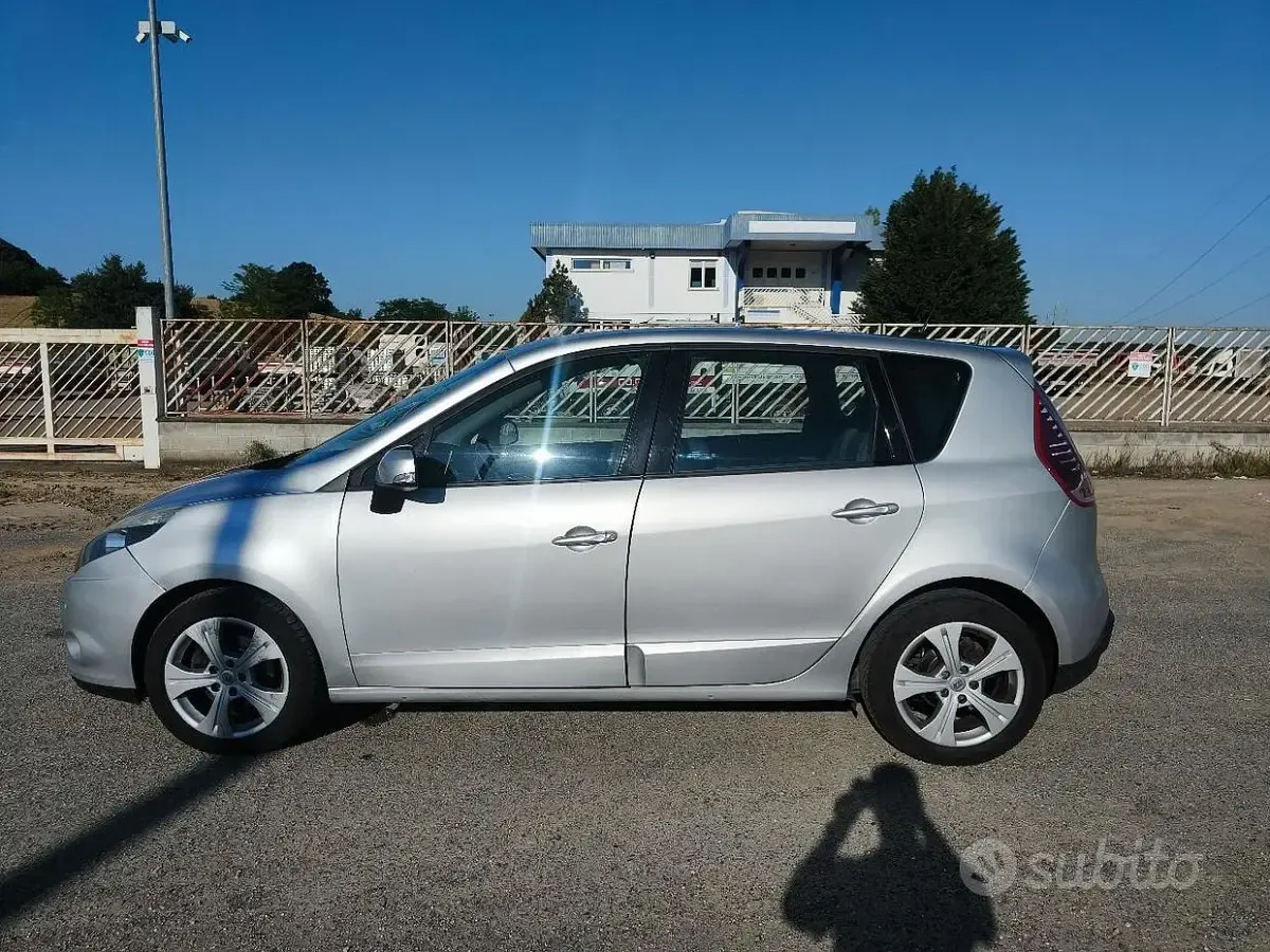 Usata Renault Scénic III 110 CV (80 kW) 2011 Grigio Monovolume