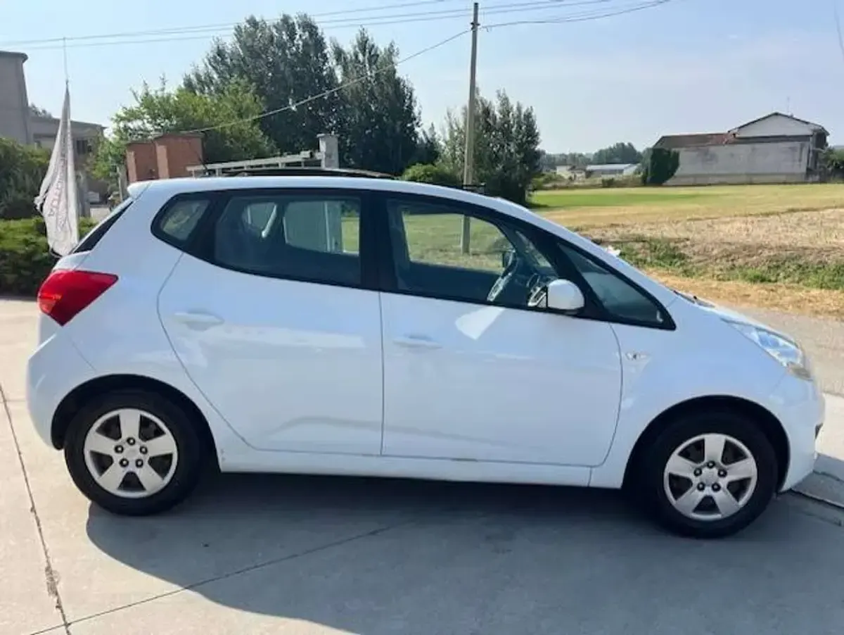 Usata Kia Venga Active 90 CV (66 kW) 2013 Bianco Utilitaria