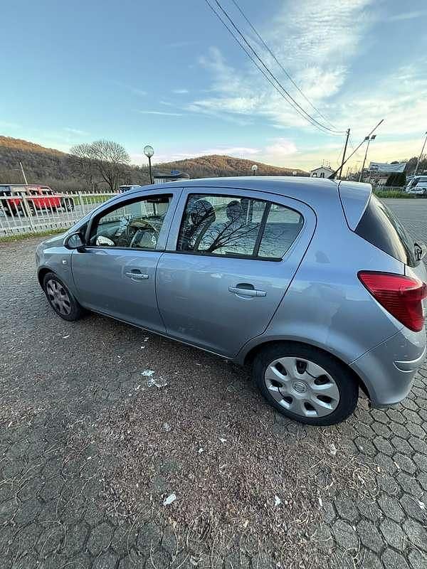 Usata Opel Corsa Swing 54 CV (39 kW) 2009 Berlina