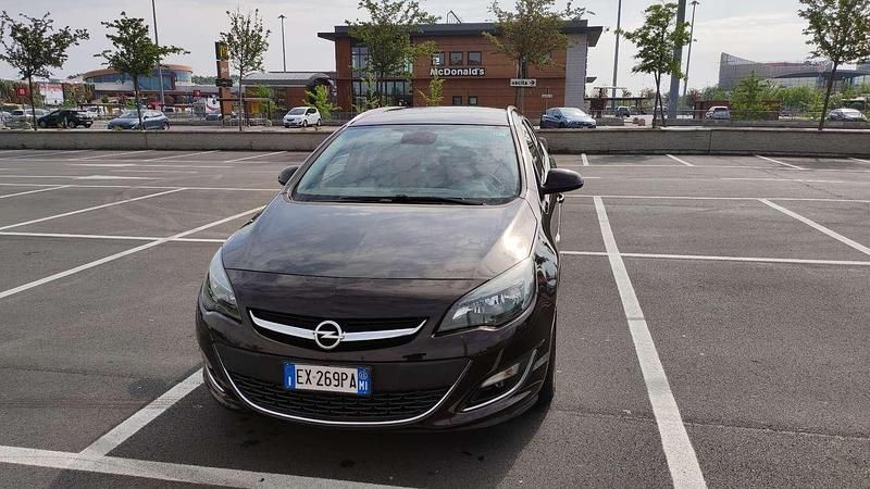 Marrone Usata 2015 Opel Astra Cosmo Station wagon | 6500 € (Ottimo prezzo) - Immagine 1/4