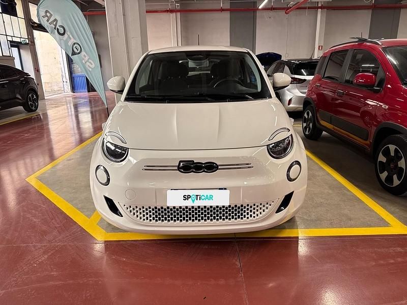 Begagnad Fiat 500e Action 69 kW (95 HK) 2021 Vit Halvkombi