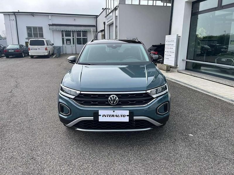 Usata VW T-Roc Life 150 CV (110 kW) 2023 Petroleum blue metallizzato SUV