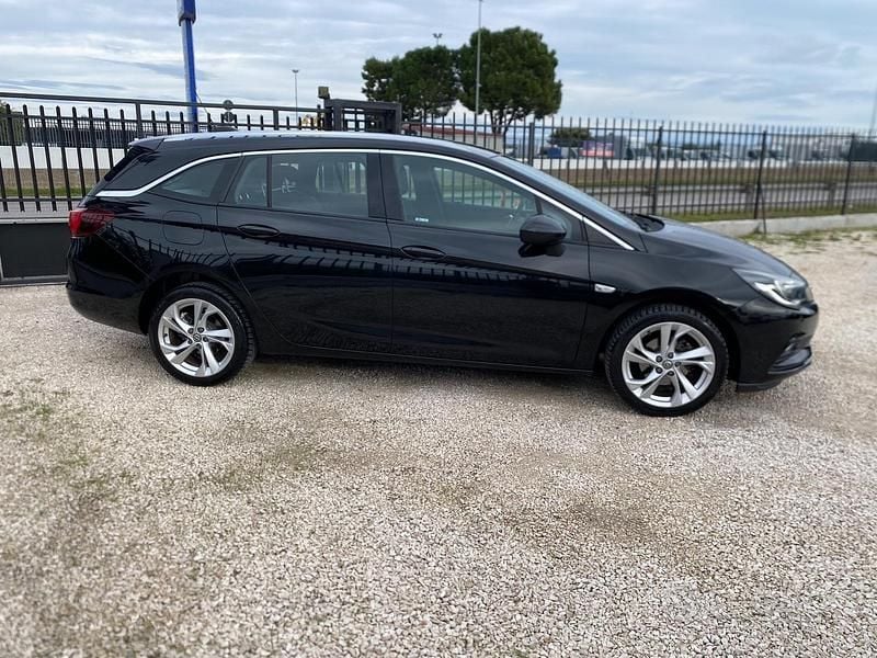Usata Opel Astra Business 110 CV (80 kW) 2017 Nero Station wagon