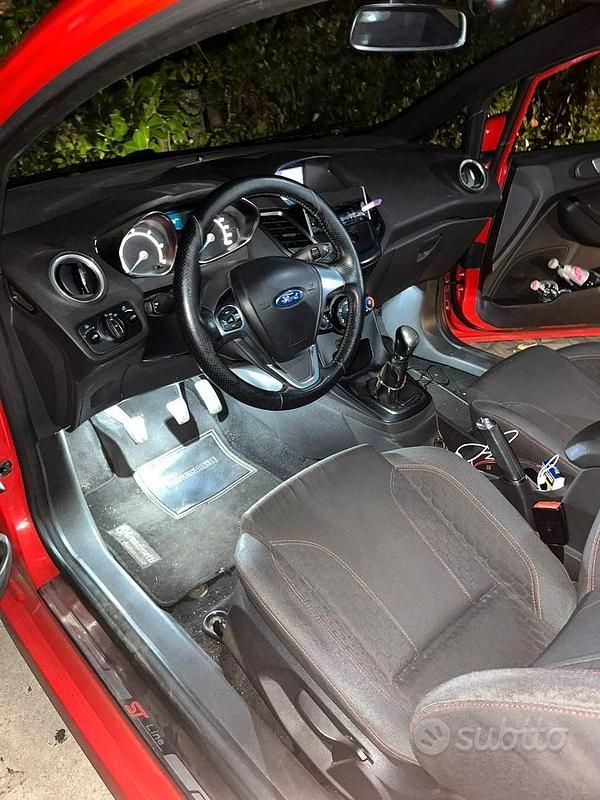 Usata Ford Fiesta ST-Line 75 CV (55 kW) 2017 Rosso Utilitaria