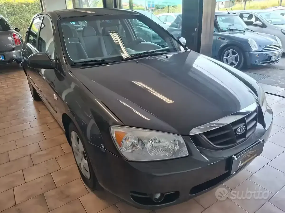 Usata Kia Cerato 102 CV (75 kW) 2005 Grigio Berlina