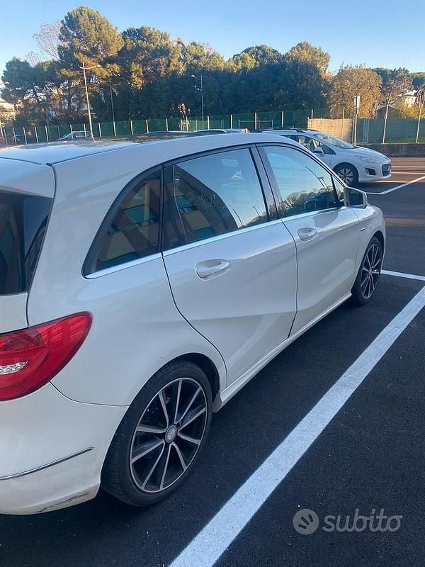 Usata Mercedes B200 136 CV (100 kW) 2012 Bianco Utilitaria