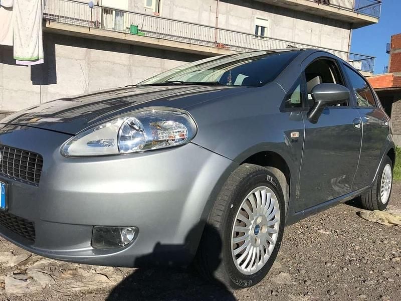 Grigio Usata 2008 Fiat Grande Punto Dynamic Due volumi | 3890 € (Buon prezzo) - Immagine 1/4