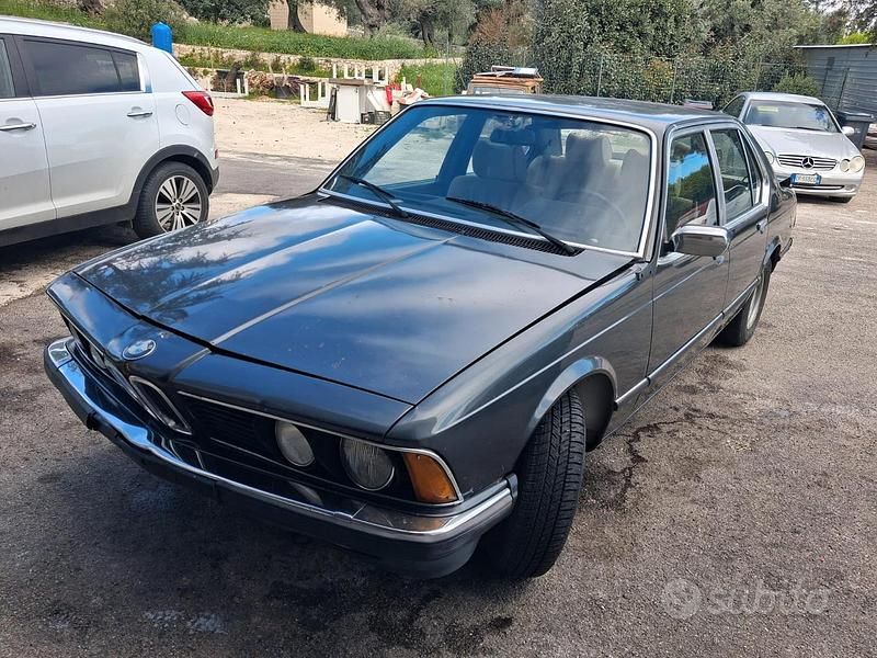 Begagnad BMW 732 197 HK (144 kW) 1982 Blå Sedan