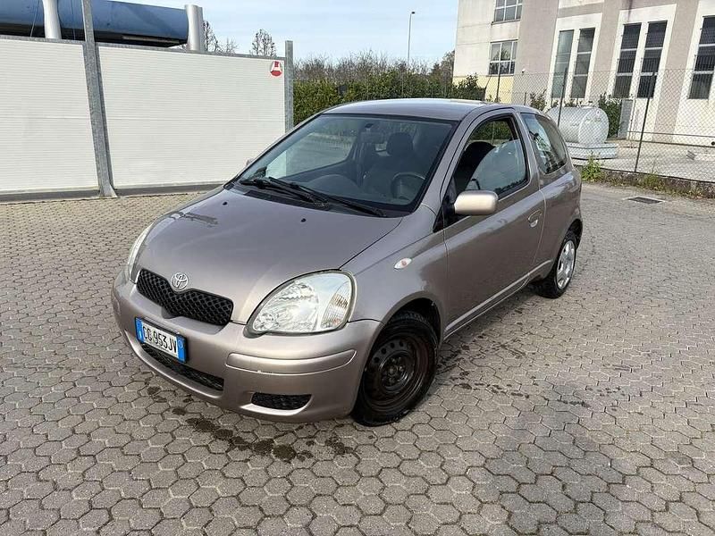 Usata Toyota Yaris Sol 68 CV (50 kW) 2003 Grigio Berlina