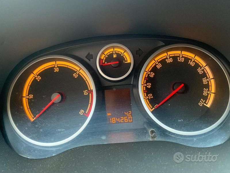 Usata Opel Corsa Edition 85 CV (62 kW) 2011 Bianco Berlina