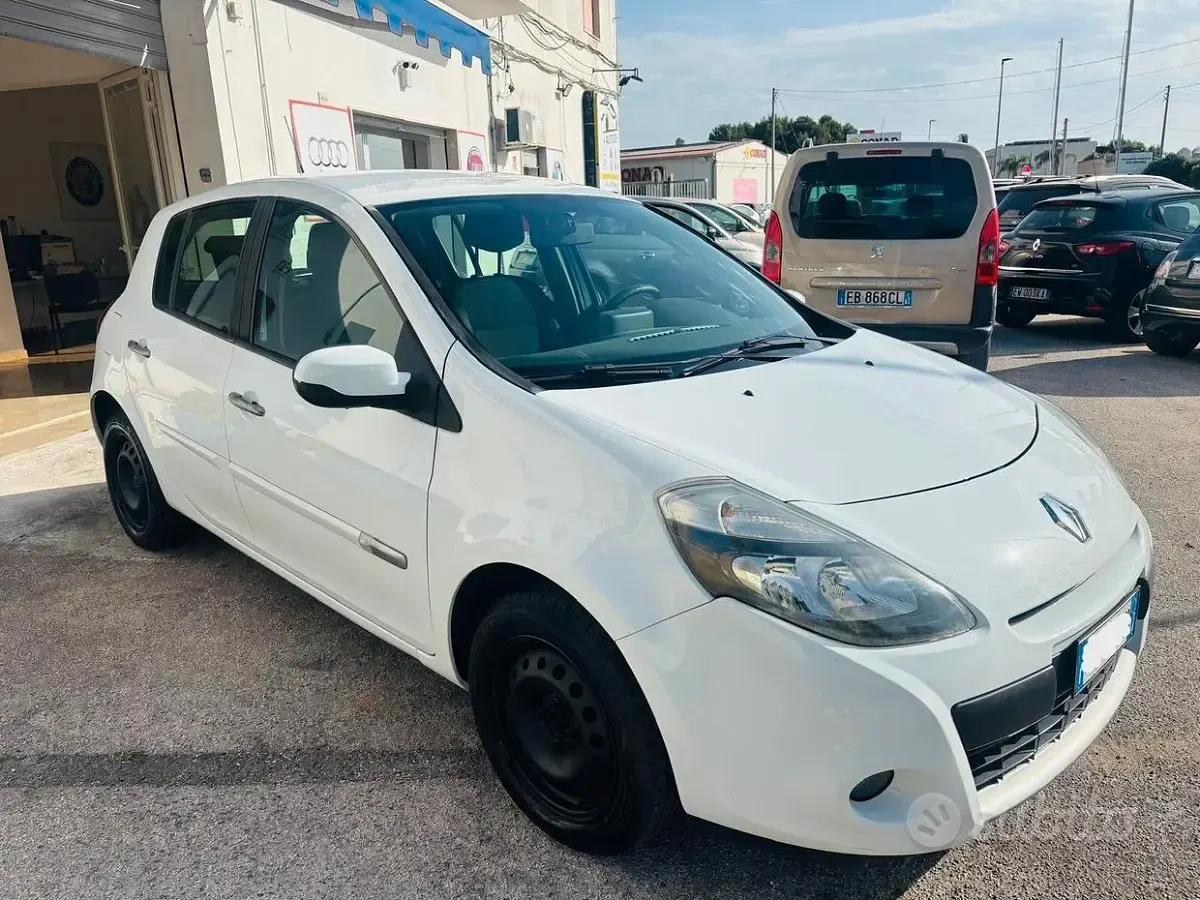 Usata Renault Clio II Dynamique 85 CV (62 kW) 2010 Bianco Berlina