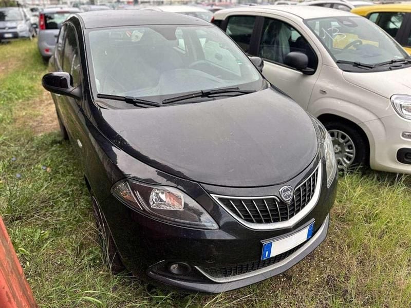 Używany Lancia Ypsilon Gold 70 KM (51 kW) 2023 Czarny Hatchback