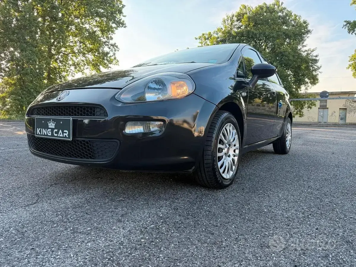 Usata Fiat Punto Lounge 69 CV (50 kW) 2015 Nero Utilitaria