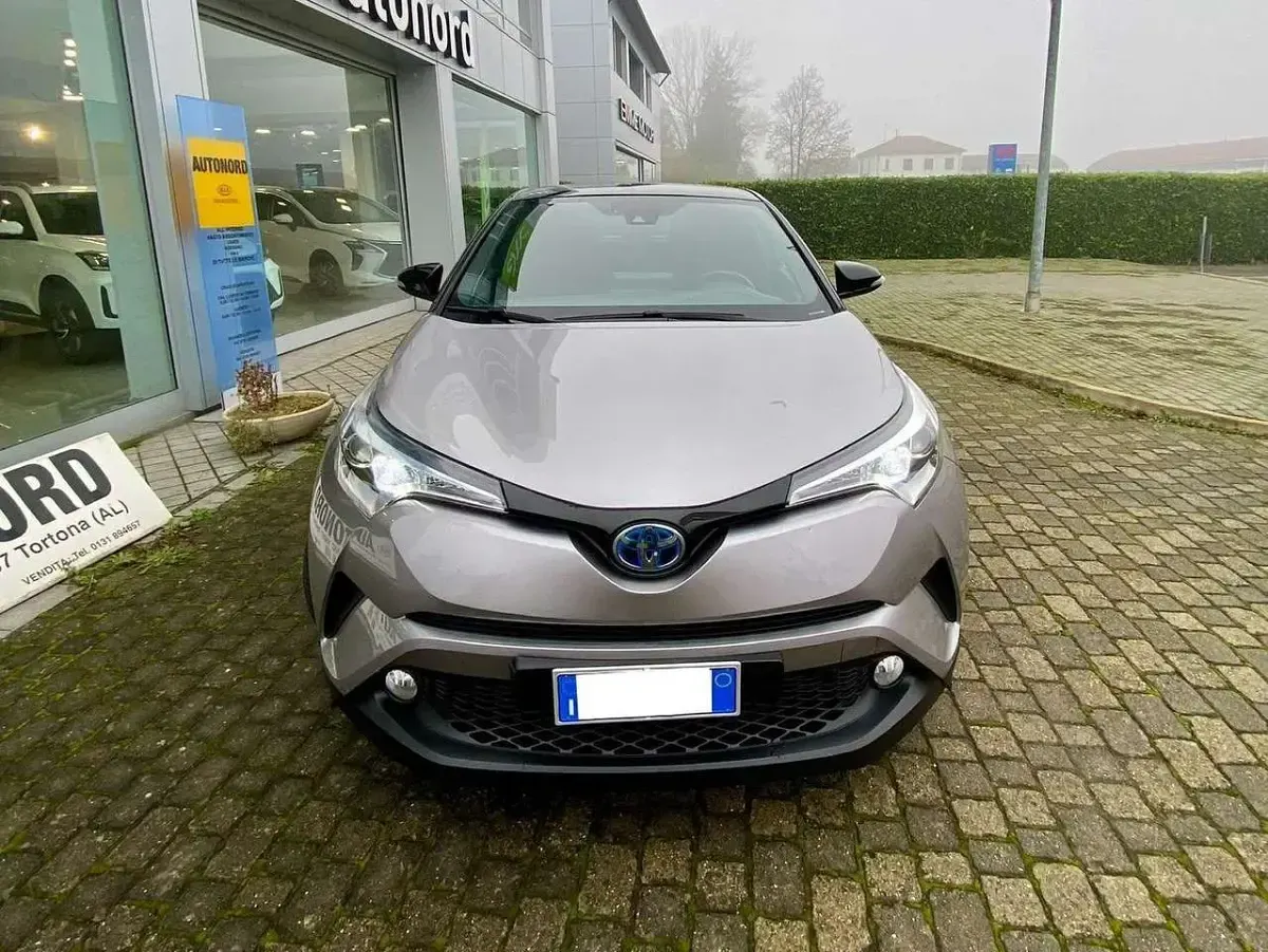 Usata Toyota C-HR Lounge 122 CV (89 kW) 2017 Argento SUV
