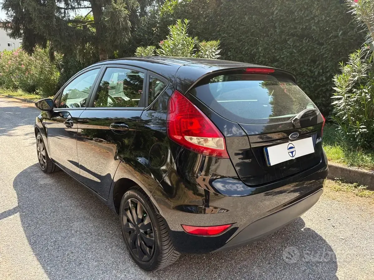 Usata Ford Fiesta 82 CV (60 kW) 2010 Nero Berlina