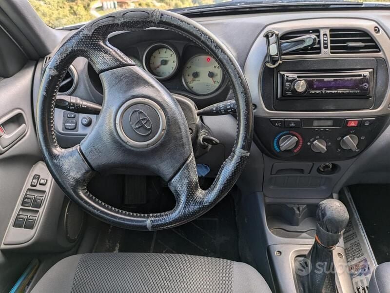 Usata Toyota RAV4 128 CV (94 kW) 2003 Argento SUV