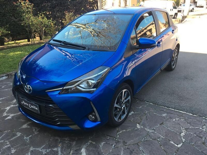 Usata Toyota Yaris Hybrid Style 73 CV (53 kW) 2019 Blu Berlina