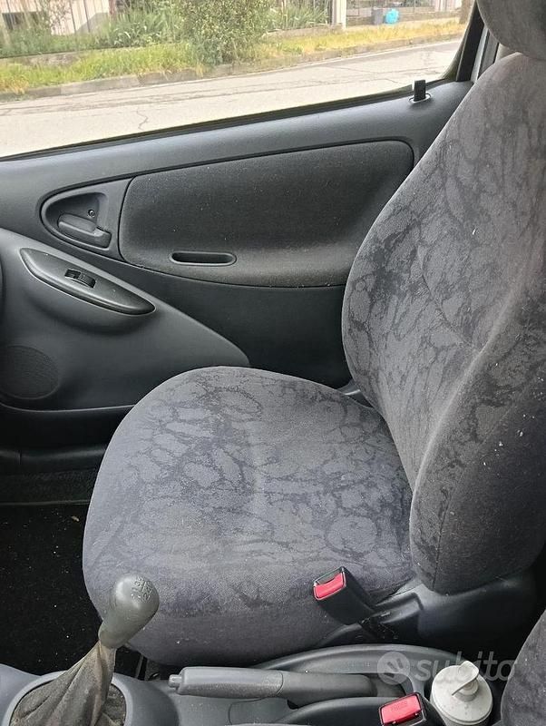 Usata Toyota Yaris Sol 68 CV (50 kW) 2001 Utilitaria