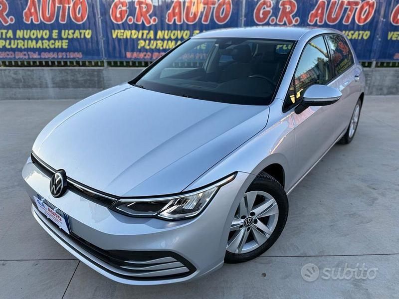 Argento Usata 2021 VW Golf VIII Tre volumi | 18.900 € (Buon prezzo) - Immagine 1/4